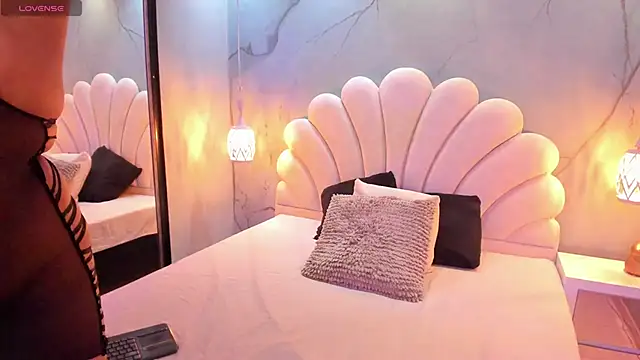 Snapshot of CatalinaCoopper chatting on 6, 11, 2025 CatalinaCoopper online show from 6, 11, 2025