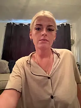 Snapshot of KikiMaexox chatting on 10, 10, 2025 KikiMaexox online show from 10, 10, 2025