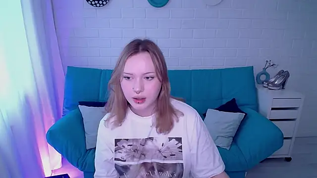 Snapshot of AuroraMour chatting on 7, 10, 2025 AuroraMour online show from 7, 10, 2025