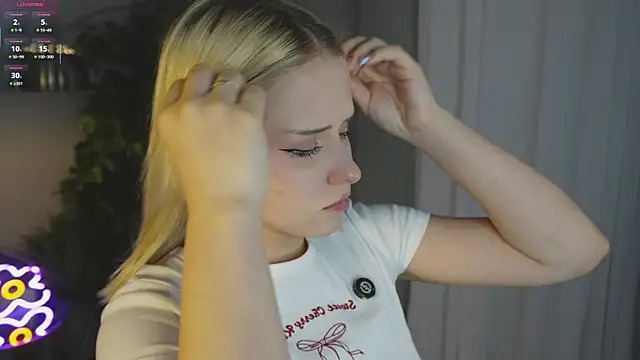 Snapshot of Mol_l_y chatting on 17, 10, 2025 Mol l y online show from 17, 10, 2025