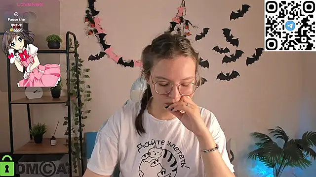 Snapshot of Nuura_Moore chatting on 6, 11, 2025 Nuura Moore online show from 6, 11, 2025