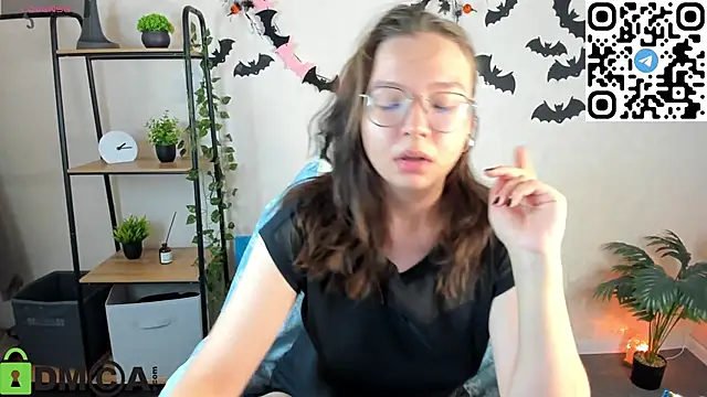 Snapshot of Nuura_Moore chatting on 8, 11, 2025 Nuura Moore online show from 8, 11, 2025