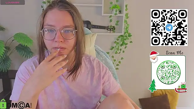 Nuura Moore online show from 19, 12, 2025