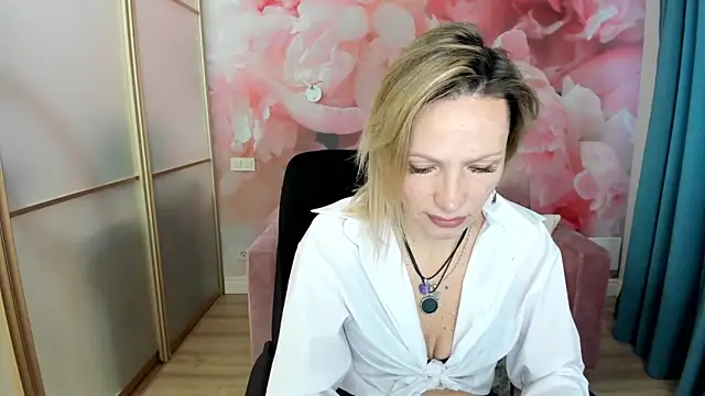 Snapshot of AlinaMoor chatting on 21, 3, 2026 AlinaMoor online show from 21, 3, 2026