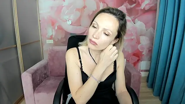 Snapshot of AlinaMoor chatting on 4, 4, 2026 AlinaMoor online show from 4, 4, 2026