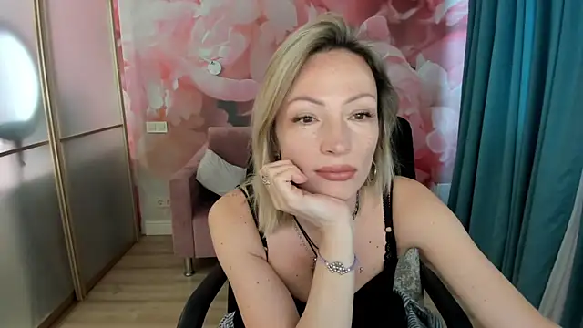 Snapshot of AlinaMoor chatting on 20, 4, 2026 AlinaMoor online show from 20, 4, 2026