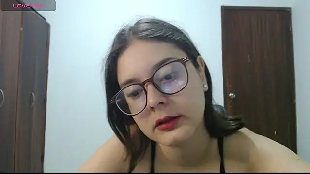 Snapshot of CarlaLorez chatting on 9, 11, 2025 CarlaLorez online show from 9, 11, 2025