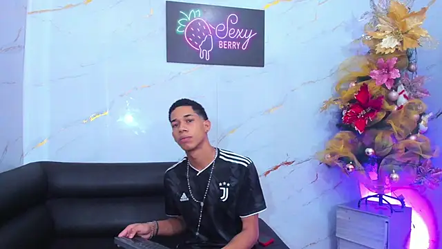 Snapshot of Little_nicoll chatting on 14, 12, 2025 Little nicoll online show from 14, 12, 2025