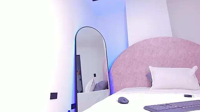 lilylovely  online show from 2, 12, 2025