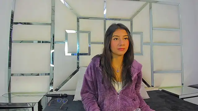 Snapshot of Mia_clark18 chatting on 10, 10, 2025 Mia clark18 online show from 10, 10, 2025