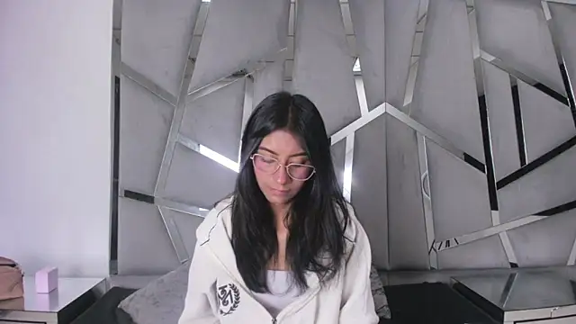 Snapshot of Mia_clark18 chatting on 11, 11, 2025 Mia clark18 online show from 11, 11, 2025