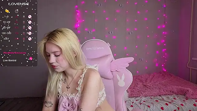 Snapshot of myprettylola chatting on 4, 4, 2026 myprettylola online show from 4, 4, 2026