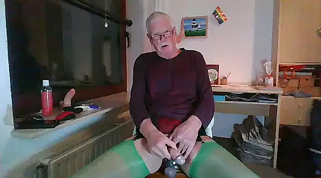 Snapshot of super-snoopy chatting on 23, 12, 2024 super-snoopy online show from 23, 12, 2024