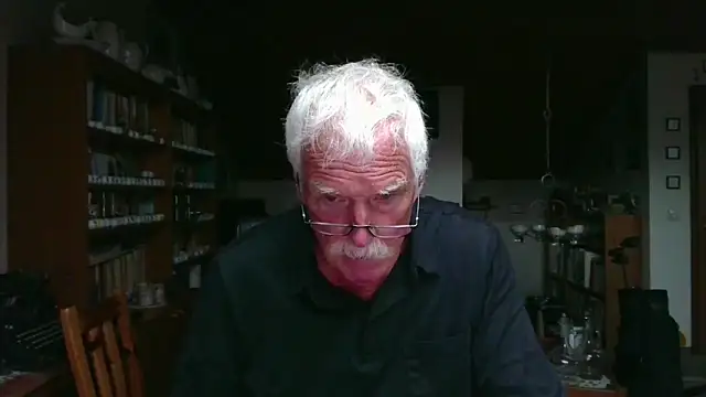 Snapshot of super-snoopy chatting on 21, 9, 2025 super-snoopy online show from 21, 9, 2025