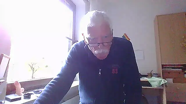 Snapshot of super-snoopy chatting on 5, 10, 2025 super-snoopy online show from 5, 10, 2025