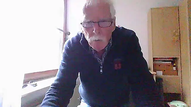 Snapshot of super-snoopy chatting on 26, 10, 2025 super-snoopy online show from 26, 10, 2025