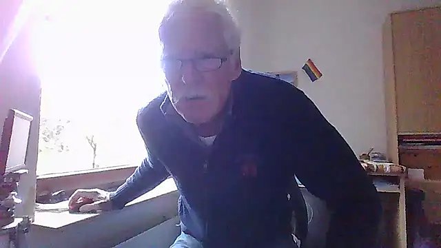 Snapshot of super-snoopy chatting on 2, 11, 2025 super-snoopy online show from 2, 11, 2025