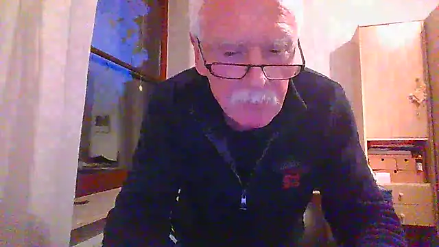 Snapshot of super-snoopy chatting on 5, 12, 2025 super-snoopy online show from 5, 12, 2025