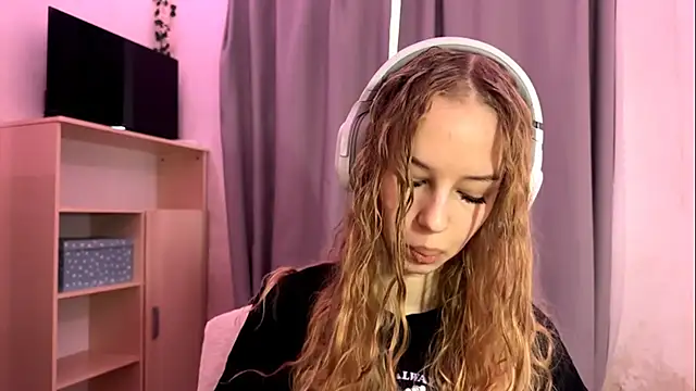 Snapshot of LunaCrave chatting on 15, 10, 2025 LunaCrave online show from 15, 10, 2025