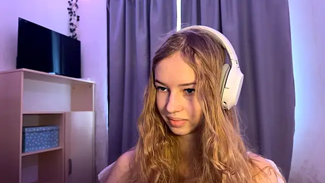 Snapshot of LunaCrave chatting on 17, 10, 2025 LunaCrave online show from 17, 10, 2025