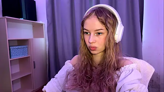 Snapshot of LunaCrave chatting on 21, 10, 2025 LunaCrave online show from 21, 10, 2025