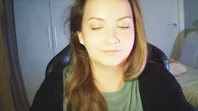 Snapshot of MoodieMira chatting on 12, 4, 2026 MoodieMira online show from 12, 4, 2026