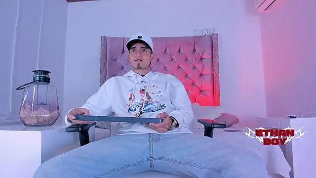 Snapshot of Ethan_Boy_ chatting on 24, 11, 2025 Ethan Boy online show from 24, 11, 2025