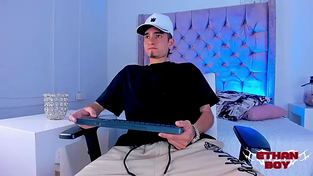 Snapshot of Ethan_Boy_ chatting on 28, 11, 2025 Ethan Boy online show from 28, 11, 2025