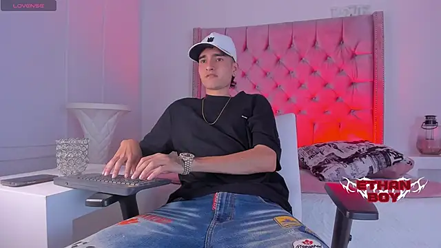 Snapshot of Ethan_Boy_ chatting on 4, 12, 2025 Ethan Boy online show from 4, 12, 2025