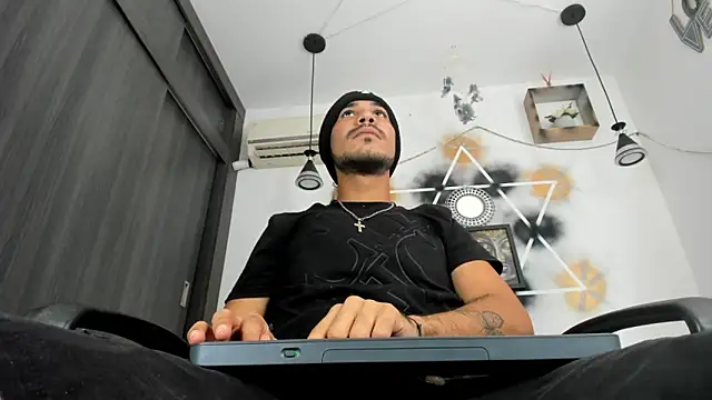 Snapshot of jhapsson_wong chatting on 18, 10, 2025 jhapsson wong online show from 18, 10, 2025