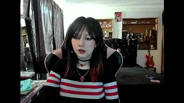 Maki Zein  online show from 4, 12, 2025