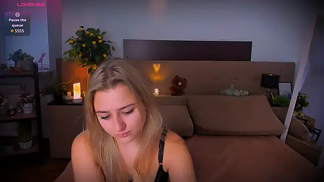 Snapshot of Lulu___Moon chatting on 7, 11, 2025 Lulu Moon online show from 7, 11, 2025