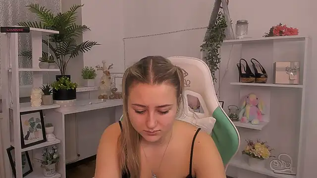 Snapshot of Lulu___Moon chatting on 4, 12, 2025 Lulu Moon online show from 4, 12, 2025