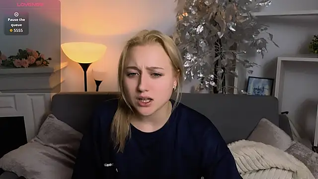 Snapshot of Lulu___Moon chatting on 17, 12, 2025 Lulu Moon online show from 17, 12, 2025