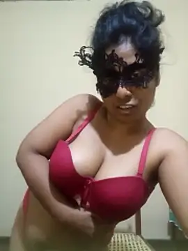 Expose Queen online show from 14, 12, 2025