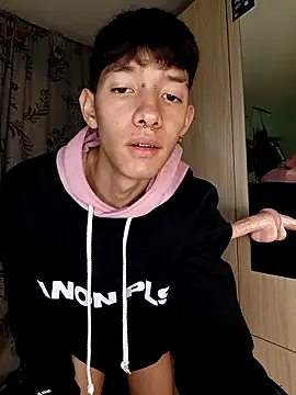 Snapshot of heyy_noah11 chatting on 14, 12, 2025 heyy noah11 online show from 14, 12, 2025