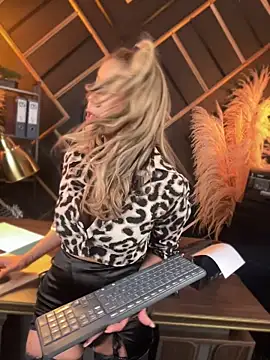 Snapshot of niki_la_rose_2_0 chatting on 8, 5, 2026 niki la rose 2 0 online show from 8, 5, 2026