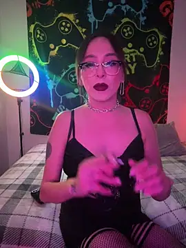 Snapshot of MiniMonroe chatting on 5, 11, 2025 MiniMonroe online show from 5, 11, 2025