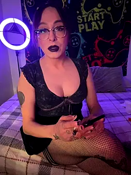 Snapshot of MiniMonroe chatting on 6, 11, 2025 MiniMonroe online show from 6, 11, 2025