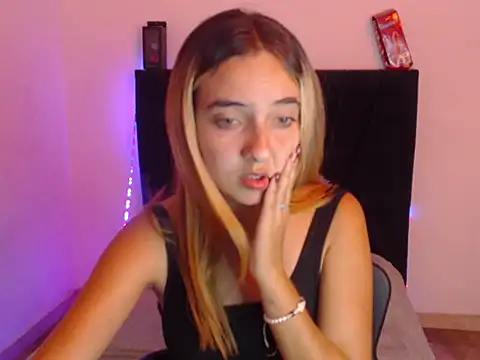 Snapshot of mandyy_petite chatting on 17, 10, 2025 mandyy petite online show from 17, 10, 2025