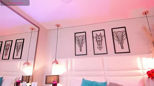 Snapshot of Ari_lynn_ chatting on 6, 11, 2025 Ari lynn online show from 6, 11, 2025