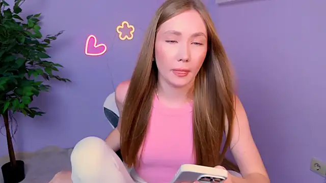 Snapshot of EllyColins chatting on 4, 7, 2026 EllyColins online show from 4, 7, 2026