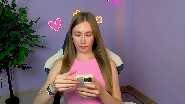 Snapshot of EllyColins chatting on 10, 7, 2026 EllyColins online show from 10, 7, 2026
