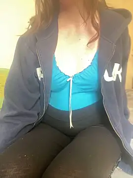 Snapshot of KittieCreme chatting on 4, 4, 2026 KittieCreme online show from 4, 4, 2026