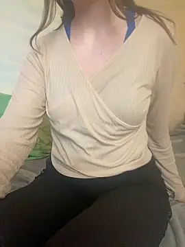 Snapshot of KittieCreme chatting on 11, 4, 2026 KittieCreme online show from 11, 4, 2026