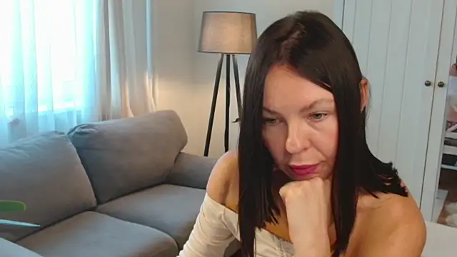 Snapshot of LittleNicolee chatting on 21, 11, 2025 LittleNicolee online show from 21, 11, 2025