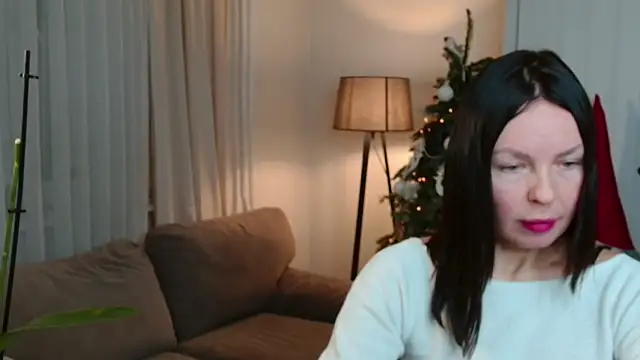 Snapshot of LittleNicolee chatting on 17, 12, 2025 LittleNicolee online show from 17, 12, 2025