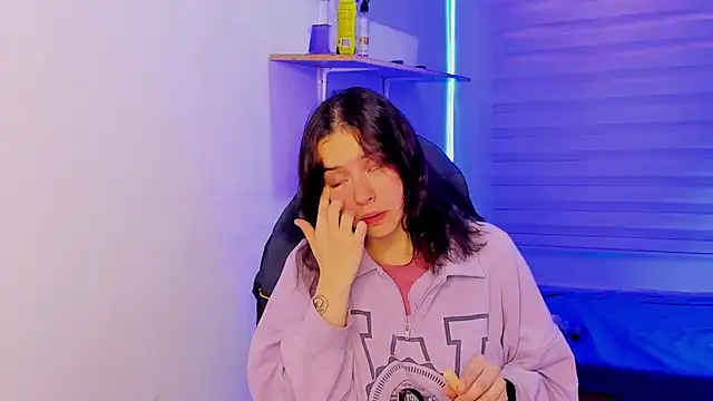 Snapshot of Emily_Lindey chatting on 28, 10, 2025 Emily Lindey online show from 28, 10, 2025