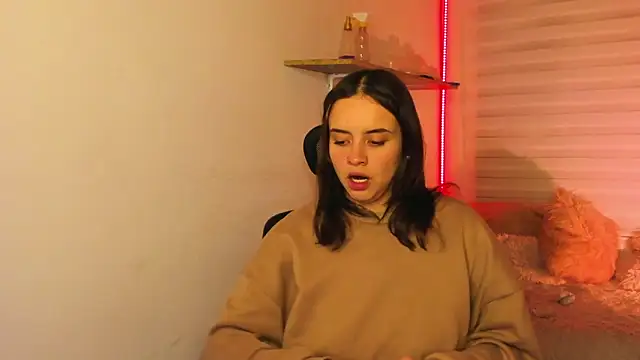 Snapshot of Emily_Lindey chatting on 13, 11, 2025 Emily Lindey online show from 13, 11, 2025