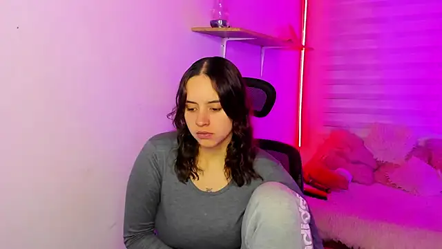 Snapshot of Emily_Lindey chatting on 19, 11, 2025 Emily Lindey online show from 19, 11, 2025